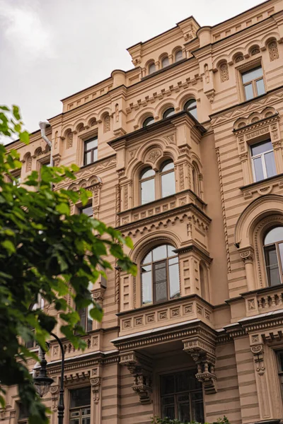 Saint Petersburg, Rusya - 17 Temmuz 2020, şehir merkezindeki eski lüks tarihi bina
