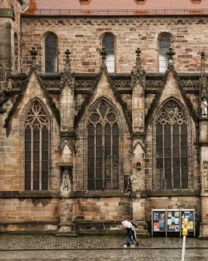 Nuremberg, Almanya - 10 Temmuz 2020, St. Lorenz Kilisesi, büyük vitraylı gotik pencereler, gotik cephe