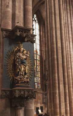 Nuremberg, Almanya - 10 Temmuz 2020, St. Lorenz Kilisesi, Gotik iç mekan, Kutsal Meryem Ana 'nın heykeli