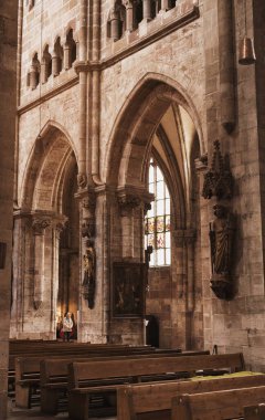 Nuremberg, Almanya - 10 Temmuz 2020, St. Lorenz Kilisesi, lüks bir Gotik kilise salonu, büyük pencereler, kemerler ve mahzenler