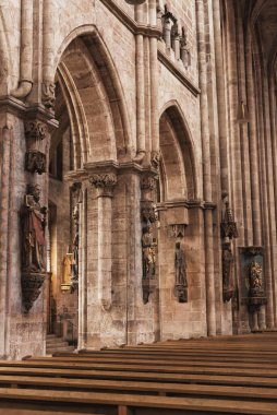 Nuremberg, Almanya - 10 Temmuz 2020, St. Lorenz Kilisesi, lüks bir Gotik kilise salonu, büyük pencereler, kemerler ve mahzenler