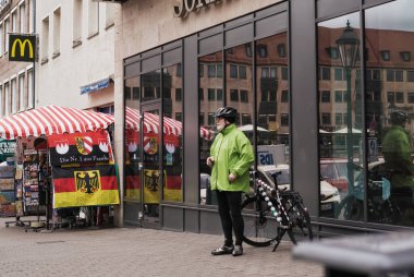 Nuremberg, Almanya - 10 Temmuz 2020, tarihi şehir merkezinde sokaktaki insanlar