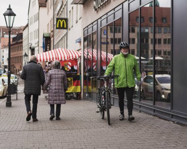 Nuremberg, Almanya - 10 Temmuz 2020, tarihi şehir merkezinde sokaktaki insanlar