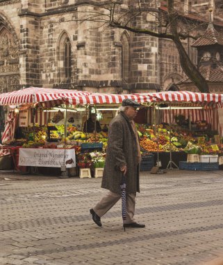 Nuremberg, Almanya - 10 Temmuz 2020, tarihi şehir merkezinde sokaktaki insanlar