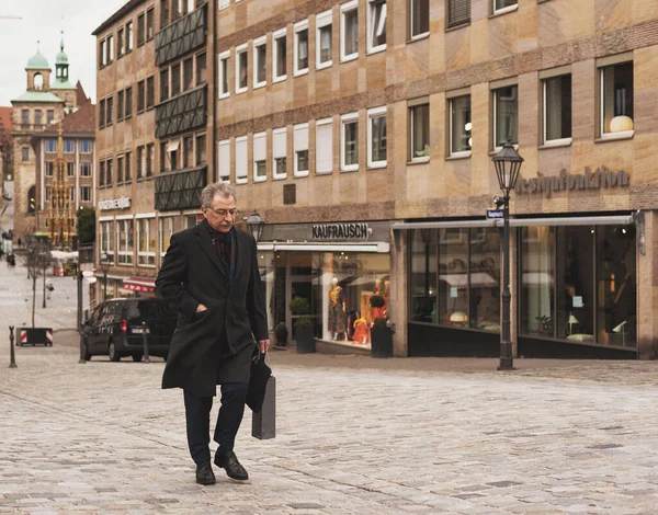 Nuremberg, Almanya - 10 Temmuz 2020, tarihi şehir merkezinde sokaktaki insanlar