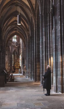 Nuremberg, Almanya - 10 Temmuz 2020, St. Sebaldus Kilisesi, gotik iç ve eski katolik