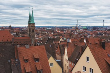 Nuremberg, Almanya - 10 Temmuz 2020, Avrupa 'daki eski evlerin kırmızı kiremitli çatıları