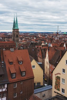 Nuremberg, Almanya - 10 Temmuz 2020, Avrupa 'daki eski evlerin kırmızı kiremitli çatıları