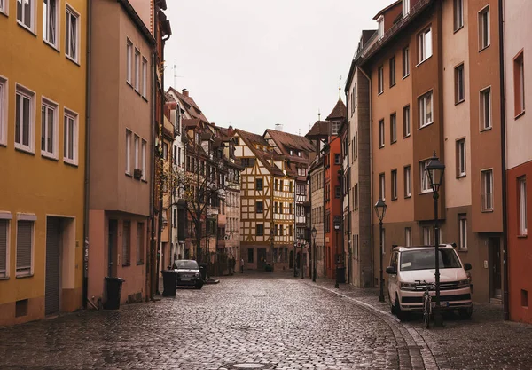 ドイツ ニュルンベルク 2020年7月10日中世ドイツ様式と古民家の石畳の通り ストックフォト