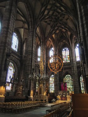 Nuremberg, Almanya - 10 Temmuz 2020, St. Sebaldus Kilisesi, Gotik iç mimari, uzun sütunlar, kemerler ve pencereler
