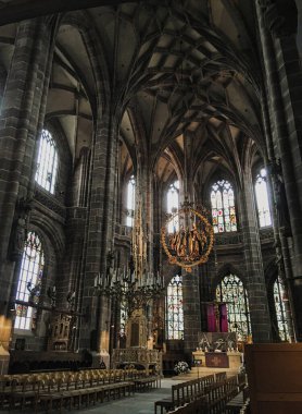 Nuremberg, Almanya - 10 Temmuz 2020, St. Sebaldus Kilisesi, Gotik iç mimari, uzun sütunlar, kemerler ve pencereler