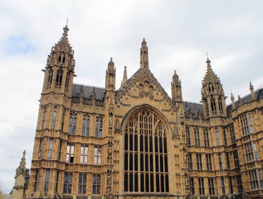 Londra, İngiltere - 10 Ağustos 2019, Westminster Sarayı 'nın lüks cepheleri