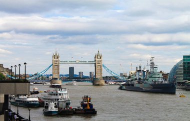 Londra, İngiltere - 10 Ağustos 2019, Tower Bridge ve gemiler ve Thames Nehri limanı