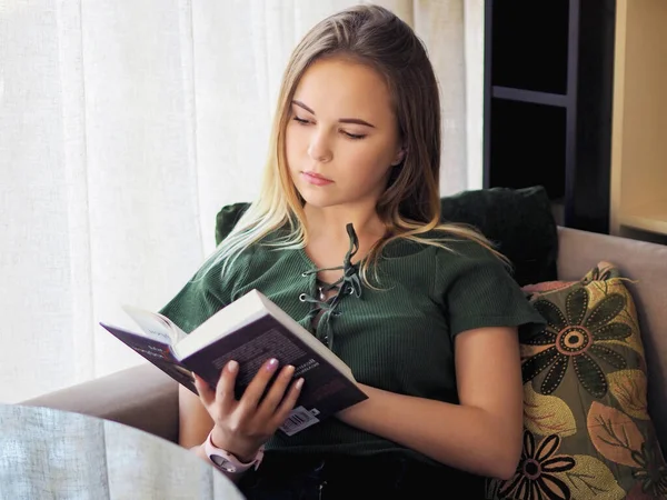 Kütüphanede kitap okuyan genç Avrupalı liseli ya da öğrenci