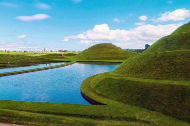 Edinburgh, İskoçya - 20 Ağustos 2019, Jüpiter Artland bahçe, nehirler ve heykellerle dolu alışılmadık bir parktır.