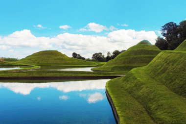 Edinburgh, İskoçya - 20 Ağustos 2019, Jüpiter Artland bahçe, nehirler ve heykellerle dolu alışılmadık bir parktır.