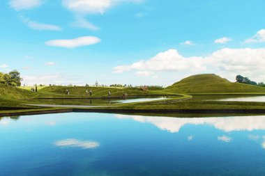 Edinburgh, İskoçya - 20 Ağustos 2019, Jüpiter Artland bahçe, nehirler ve heykellerle dolu alışılmadık bir parktır.