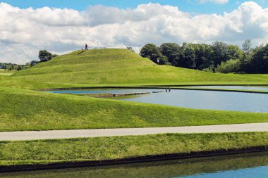 Edinburgh, İskoçya - 20 Ağustos 2019, Jüpiter Artland bahçe, nehirler ve heykellerle dolu alışılmadık bir parktır.