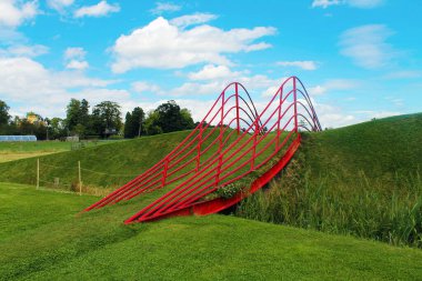 Edinburgh, İskoçya - 20 Ağustos 2019, Jüpiter Artland bahçe, nehirler ve heykellerle dolu alışılmadık bir parktır.
