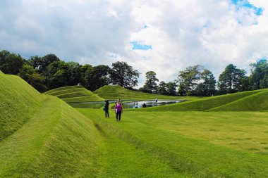 Edinburgh, İskoçya - 20 Ağustos 2019, Jüpiter Artland bahçe, nehirler ve heykellerle dolu alışılmadık bir parktır.