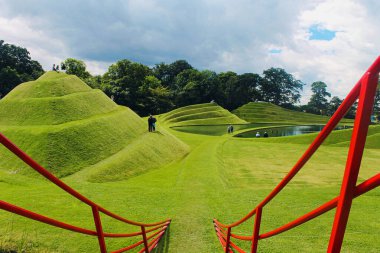 Edinburgh, İskoçya - 20 Ağustos 2019, Jüpiter Artland bahçe, nehirler ve heykellerle dolu alışılmadık bir parktır.