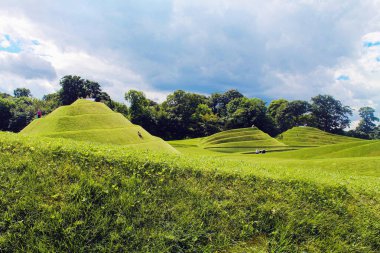 Edinburgh, İskoçya - 20 Ağustos 2019, Jüpiter Artland bahçe, nehirler ve heykellerle dolu alışılmadık bir parktır.