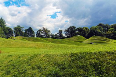 Edinburgh, İskoçya - 20 Ağustos 2019, Jüpiter Artland bahçe, nehirler ve heykellerle dolu alışılmadık bir parktır.