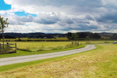 Edinburgh, İskoçya - 20 Ağustos 2019, Jüpiter Artland bahçe, nehirler ve heykellerle dolu alışılmadık bir parktır.