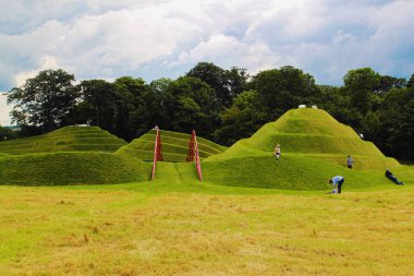 Edinburgh, İskoçya - 20 Ağustos 2019, Jüpiter Artland bahçe, nehirler ve heykellerle dolu alışılmadık bir parktır.