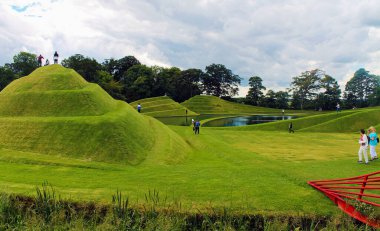 Edinburgh, İskoçya - 20 Ağustos 2019, Jüpiter Artland bahçe, nehirler ve heykellerle dolu alışılmadık bir parktır.