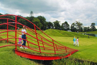 Edinburgh, İskoçya - 20 Ağustos 2019, Jüpiter Artland bahçe, nehirler ve heykellerle dolu alışılmadık bir parktır.