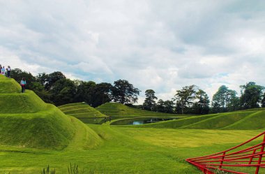 Edinburgh, İskoçya - 20 Ağustos 2019, Jüpiter Artland bahçe, nehirler ve heykellerle dolu alışılmadık bir parktır.