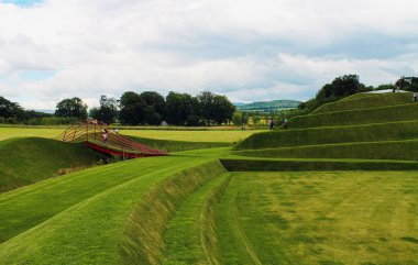 Edinburgh, İskoçya - 20 Ağustos 2019, Jüpiter Artland bahçe, nehirler ve heykellerle dolu alışılmadık bir parktır.