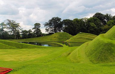 Edinburgh, İskoçya - 20 Ağustos 2019, Jüpiter Artland bahçe, nehirler ve heykellerle dolu alışılmadık bir parktır.