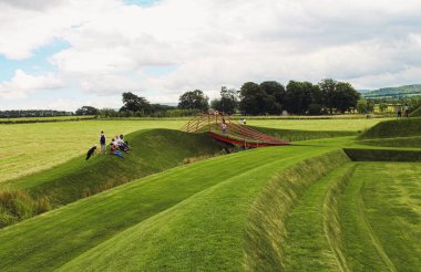 Edinburgh, İskoçya - 20 Ağustos 2019, Jüpiter Artland bahçe, nehirler ve heykellerle dolu alışılmadık bir parktır.