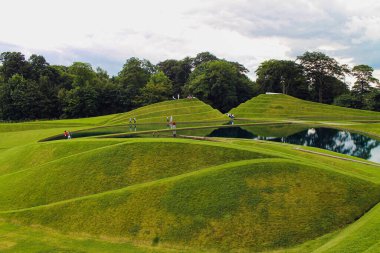 Edinburgh, İskoçya - 20 Ağustos 2019, Jüpiter Artland bahçe, nehirler ve heykellerle dolu alışılmadık bir parktır.