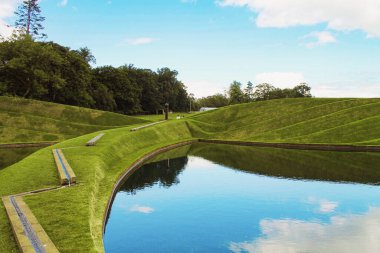Edinburgh, İskoçya - 20 Ağustos 2019, Jüpiter Artland bahçe, nehirler ve heykellerle dolu alışılmadık bir parktır.