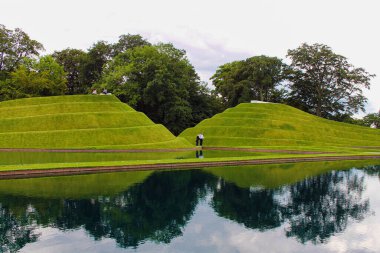 Edinburgh, İskoçya - 20 Ağustos 2019, Jüpiter Artland bahçe, nehirler ve heykellerle dolu alışılmadık bir parktır.