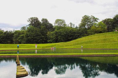 Edinburgh, İskoçya - 20 Ağustos 2019, Jüpiter Artland bahçe, nehirler ve heykellerle dolu alışılmadık bir parktır.