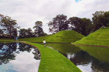 Edinburgh, İskoçya - 20 Ağustos 2019, Jüpiter Artland bahçe, nehirler ve heykellerle dolu alışılmadık bir parktır.