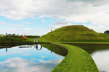 Edinburgh, İskoçya - 20 Ağustos 2019, Jüpiter Artland bahçe, nehirler ve heykellerle dolu alışılmadık bir parktır.