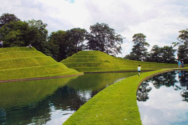 Edinburgh, İskoçya - 20 Ağustos 2019, Jüpiter Artland bahçe, nehirler ve heykellerle dolu alışılmadık bir parktır.