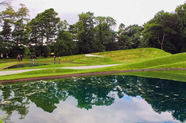 Edinburgh, İskoçya - 20 Ağustos 2019, Jüpiter Artland bahçe, nehirler ve heykellerle dolu alışılmadık bir parktır.