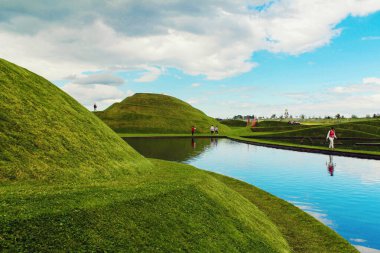 Edinburgh, İskoçya - 20 Ağustos 2019, Jüpiter Artland bahçe, nehirler ve heykellerle dolu alışılmadık bir parktır.