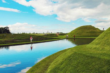 Edinburgh, İskoçya - 20 Ağustos 2019, Jüpiter Artland bahçe, nehirler ve heykellerle dolu alışılmadık bir parktır.