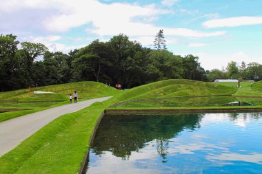 Edinburgh, İskoçya - 20 Ağustos 2019, Jüpiter Artland bahçe, nehirler ve heykellerle dolu alışılmadık bir parktır.