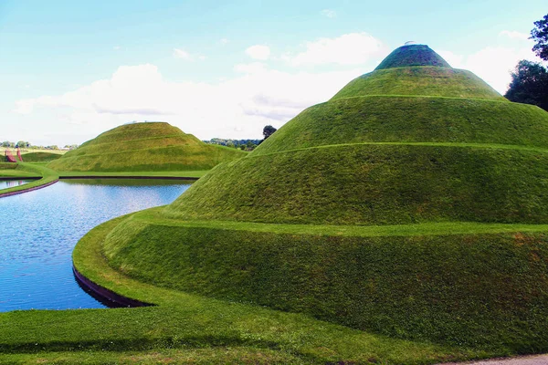 Edinburgh, İskoçya - 20 Ağustos 2019, Jüpiter Artland bahçe, nehirler ve heykellerle dolu alışılmadık bir parktır.