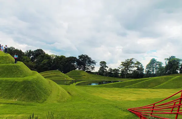 Edinburgh, İskoçya - 20 Ağustos 2019, Jüpiter Artland bahçe, nehirler ve heykellerle dolu alışılmadık bir parktır.