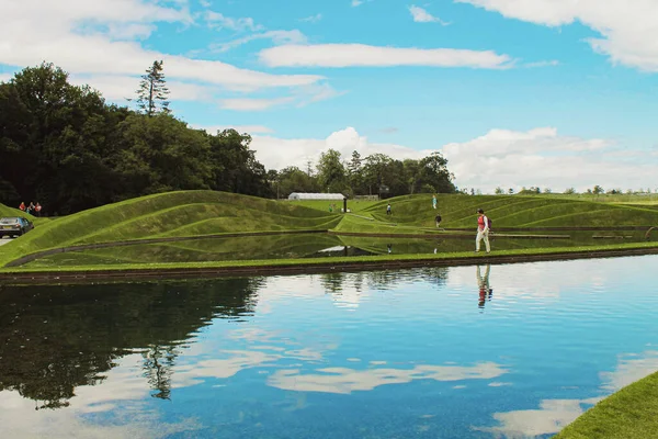 Edinburgh, İskoçya - 20 Ağustos 2019, Jüpiter Artland bahçe, nehirler ve heykellerle dolu alışılmadık bir parktır.
