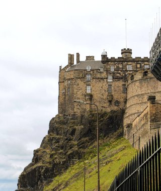 Edinburgh, İskoçya - 1 Ağustos 2020, Edinburgh Kalesi 'nin tarihi kompleksi şehir merkezinde bir dağda